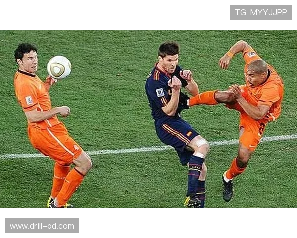 德容与克罗斯传球风格对比：节奏控制与进攻发起方式差异解析