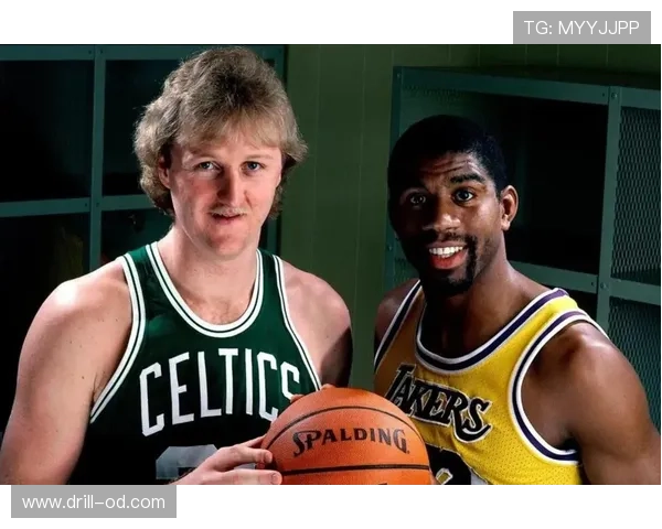 拉里·伯德关键时刻投篮命中率高于同期后卫，展现无球威胁提升球队进攻稳定性