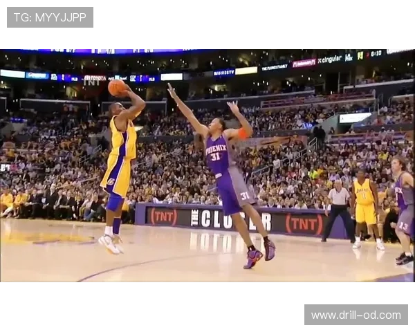 科比单打终结力胜库里，关键回合倚中投脚步